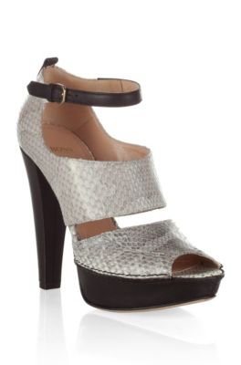 Sandal in embossed leather 'Nurabi-E'