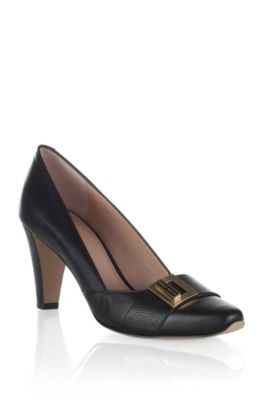 Designer court shoe in leather &acute;HUMA`
