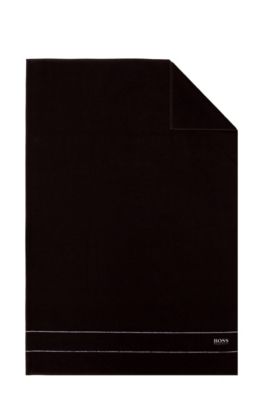 Bath towel with a contrasting logo 'PLAIN'