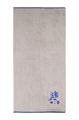 Douchehanddoek &acute;COBALT LEAVES`met bloemenstiksel
