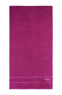 Douchehanddoek &acute;PLAIN` met geweven randen